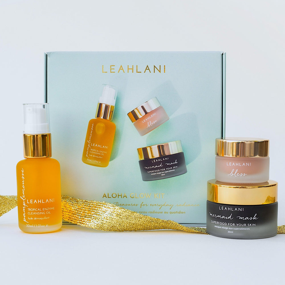 Leahlani Aloha Glow Kit Verpackungen vor hellem Hintergrund mit Goldband