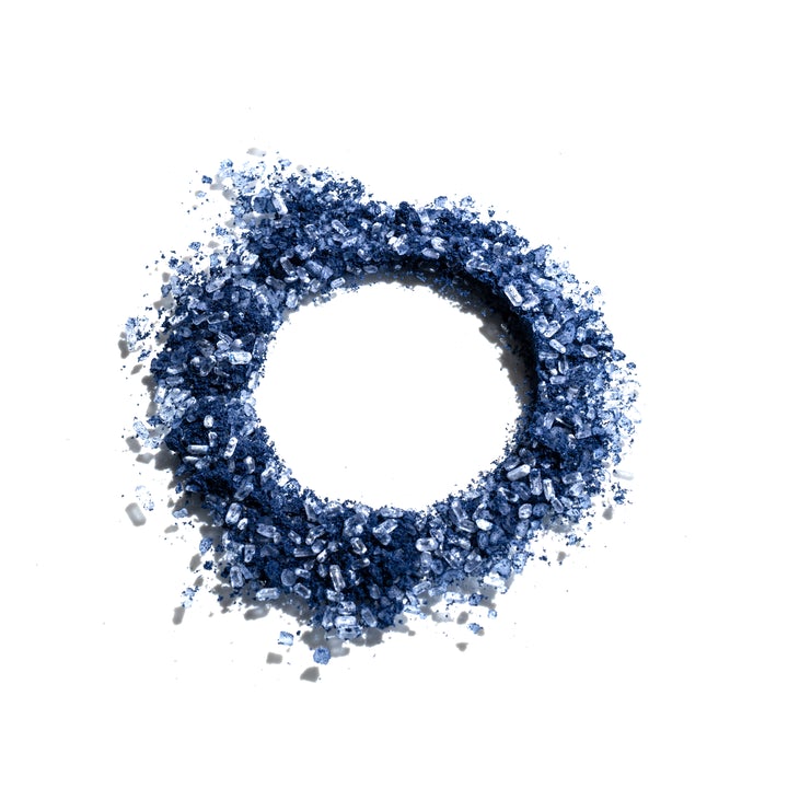 Lilfox Azure blaue Salzkristalle kreisförmig vor weißem Hintergrund