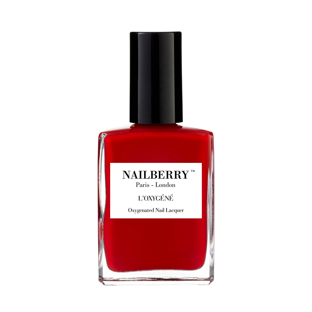 Nagellackflasche Nailberry Rouge auf weißem Hintergrund. North Glow
