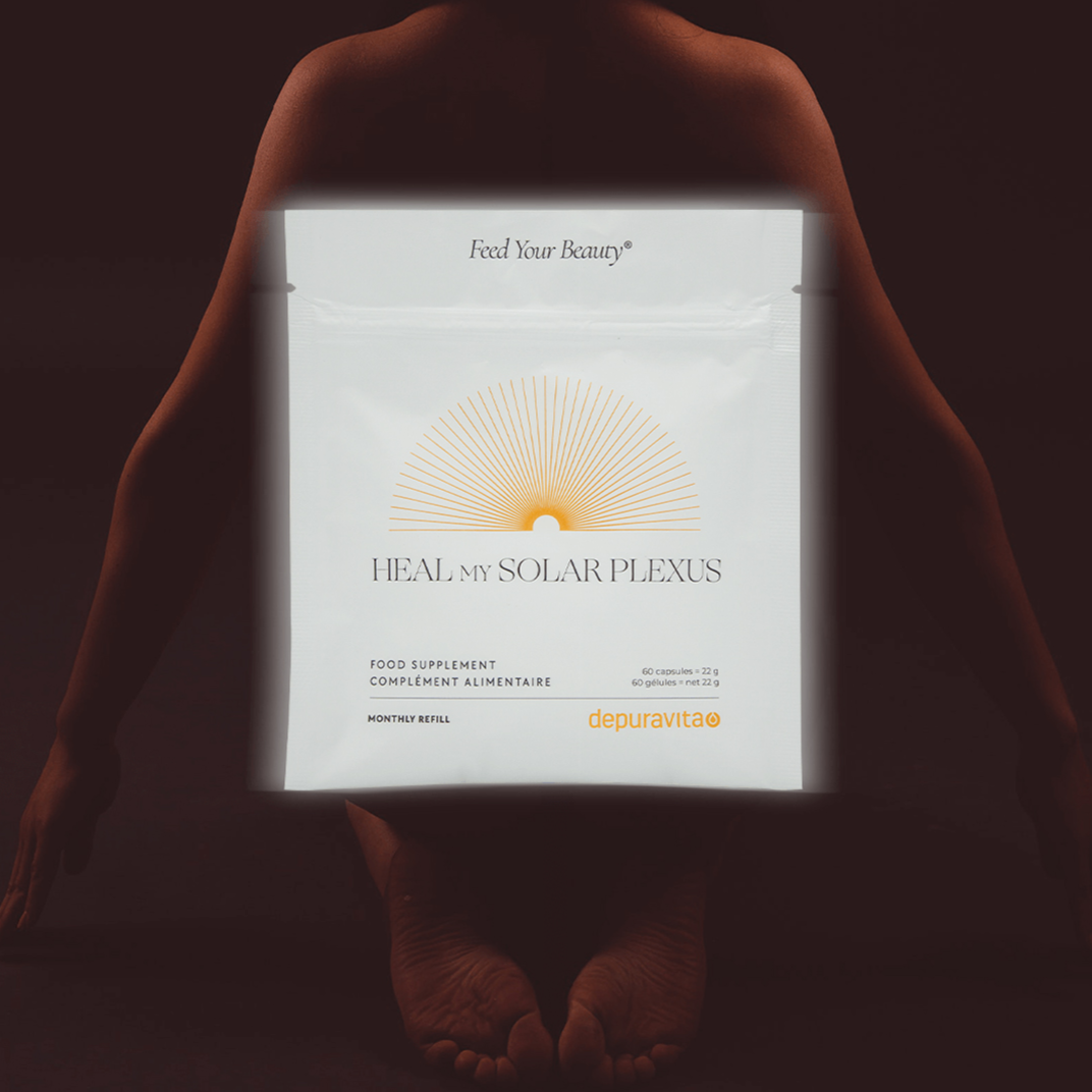 Depuravita Heal my Solarplexus Refill Verpackung vor Ausschnitt eines Frauenkörpers North Glow