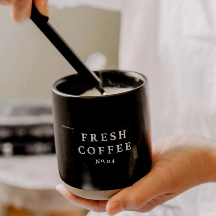 Sojawachskerze "Fresh Coffee" im schwarzen Steingutglas
