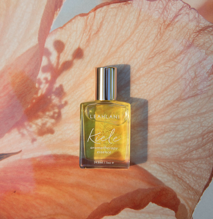 Leahlani Kiele Aroma Essence Flakon auf exotischer oranger Blume