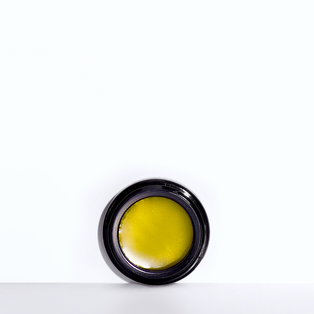 Lilfox Amazon After Dark gelbe Textur schwarzer Tiegel vor weißem Hintergrund North Glow