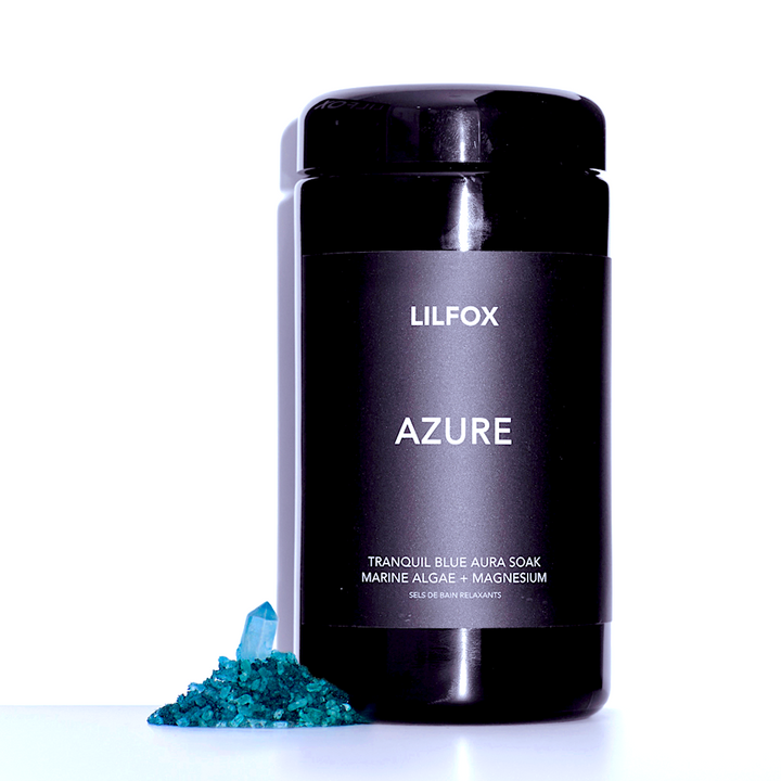 Lilfox Azure schwarze Verpackung vor weißem Hintergrund und blauer  Badesalztextur