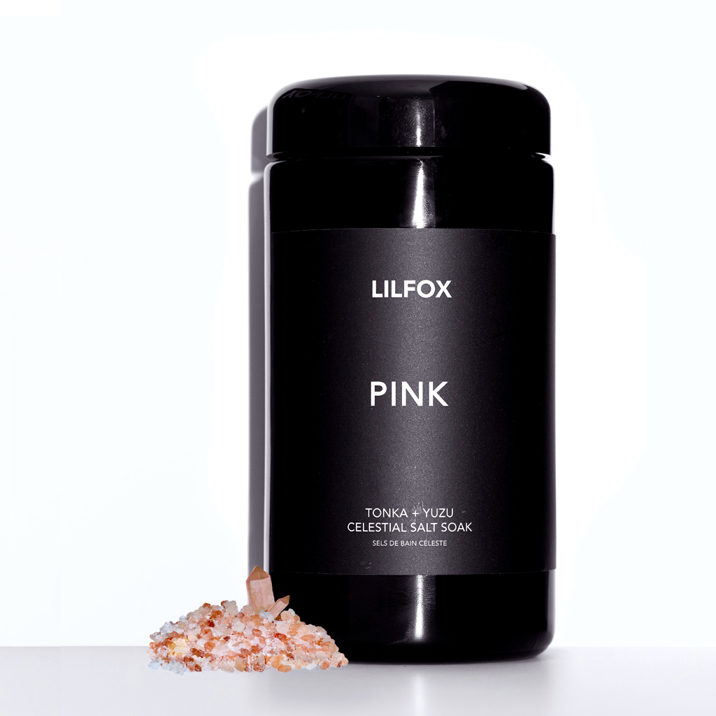 Schwarzer Lilfox Pink Badesalz Tiegel vor weißem Hintergrund North Glow