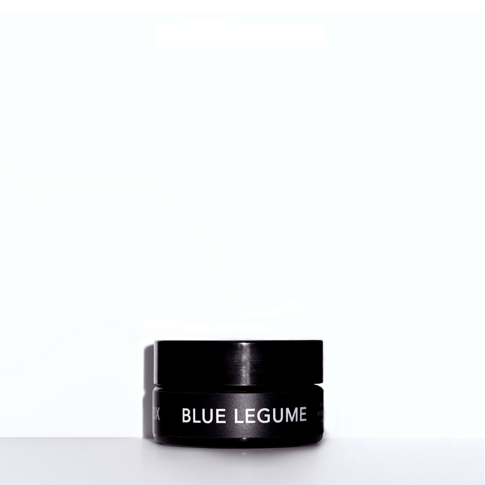 Lilfox Blue Legume schwarzer Tiegel vor weißem Hintergrund