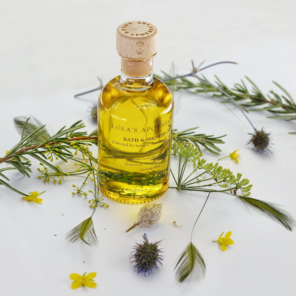 Lola´s Apothecary Breath of clarity Bath & Shower Oil Flasche mit Pflanzen Deko vor hellem Hintergrund