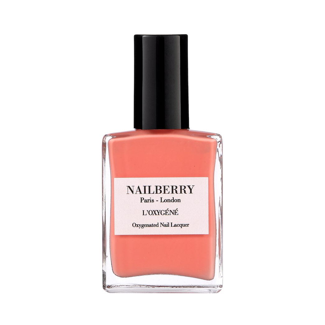 Nailberry Nagellackflasche Peony Blush vor weißem Hintergrund. North Glow