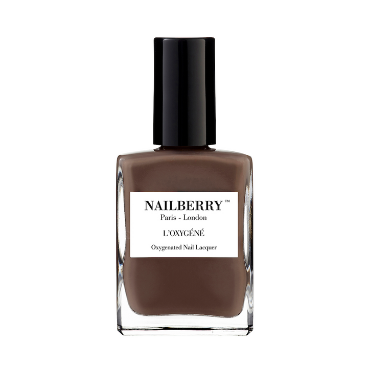 Nailberry Nagellackflasche Taupe La  vor weißem Hintergrund.