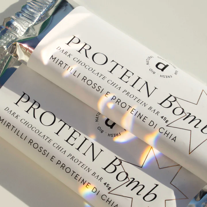 Depuravita 2 Protein Bomb Riegel vor weißem Hintergrund