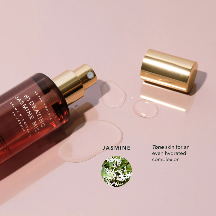 Royal Refresh Hydrating Jasmine Mist Flasche geöffnet vor rosa Hintergrund mit Konsistenz und Beschreibung der Inhaltsstoffe