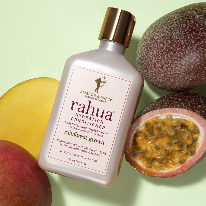 Rahua Hydration Conditioner liegt zwischen aufgeschnittener Maracuja und Mango.