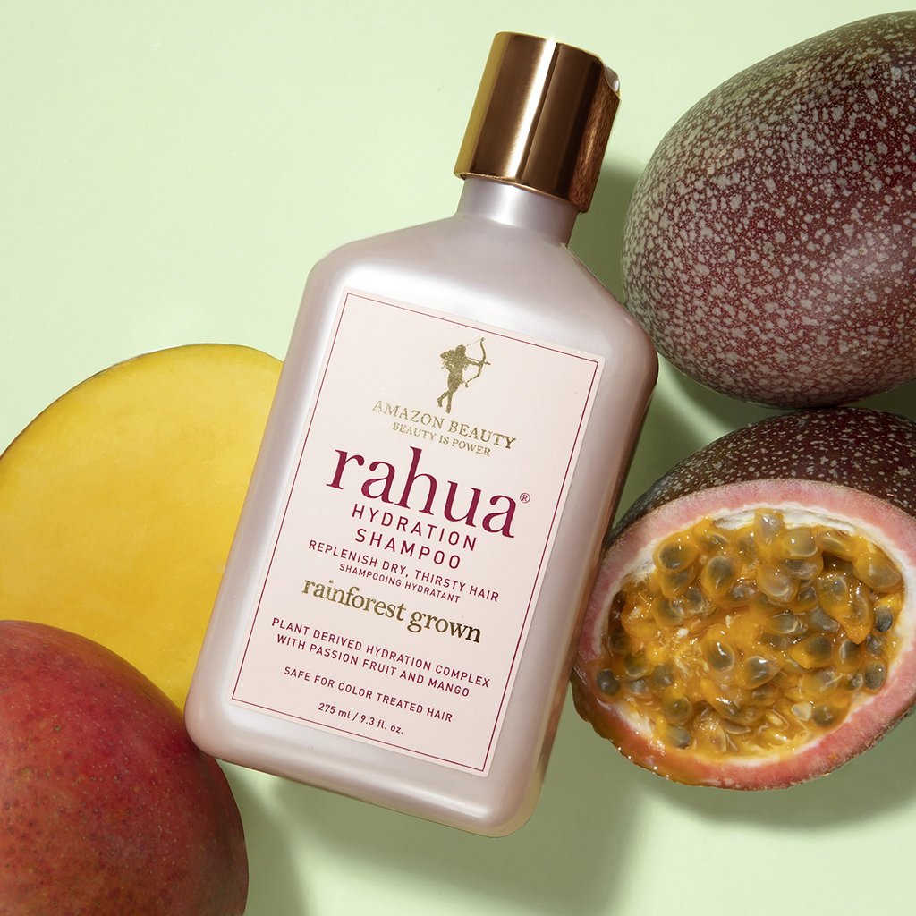 Rahua Hydration Shampoo liegt zwischen aufgeschnittener Maracuja und Mango. North Glow