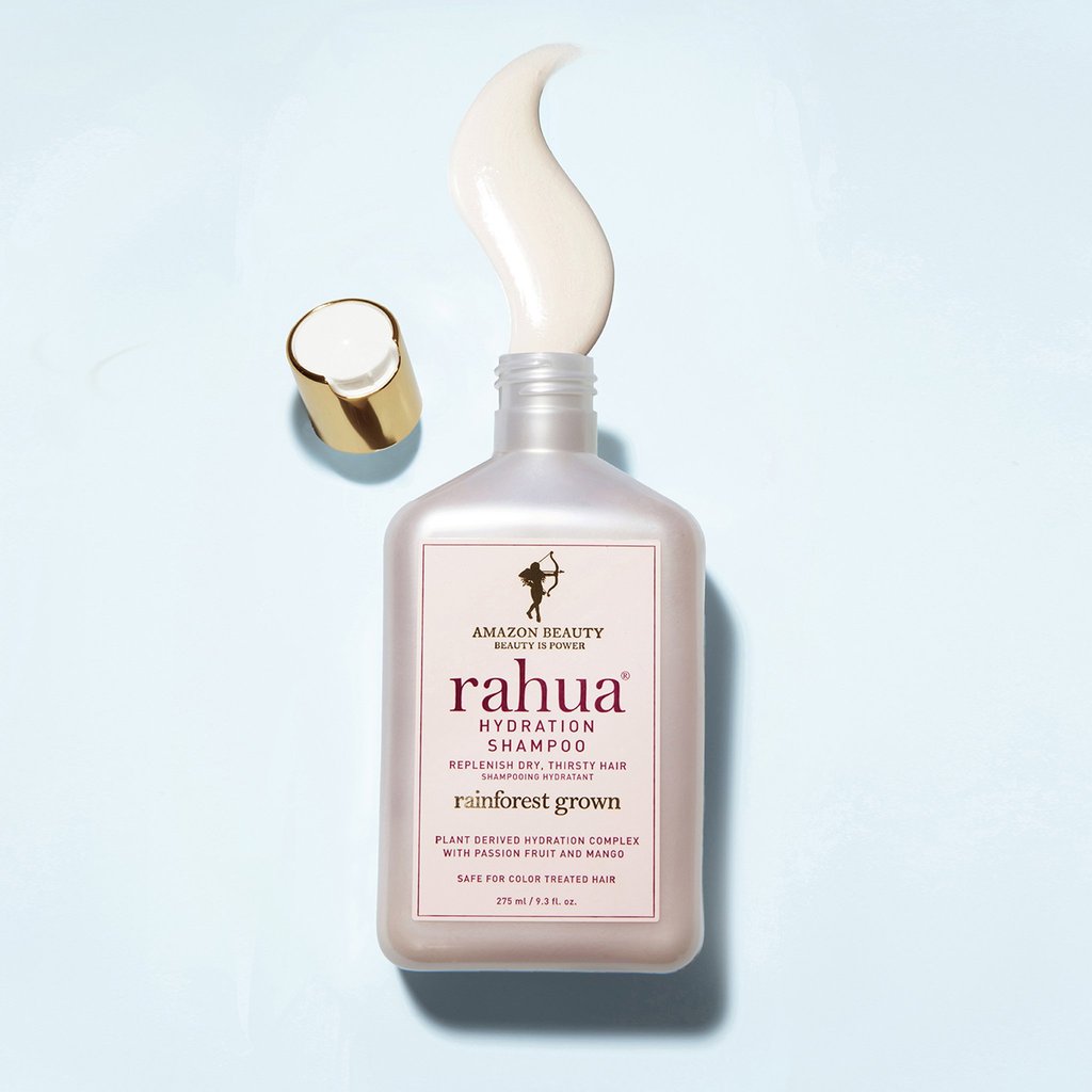 Offene Rahua Hydration Shampoo Flasche mit Texturbeispiel vor weißem Hintergrund. North Glow