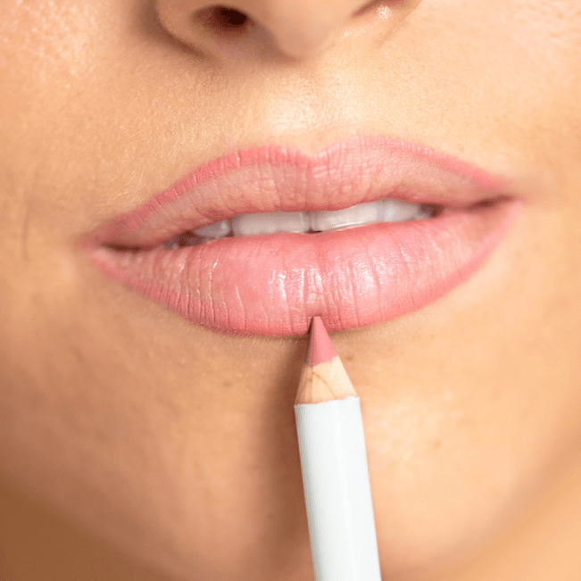 Nahaufnahme eines Frauenmundes bemalt mit dem Ere Perez Acai Lip Pencil der Farbe Kiss. 