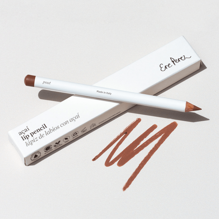 Ere Perez Acai Lip Pencil der Farbe Pout mit Verpackung undFarbbeispiel auf weißem Untergrund.