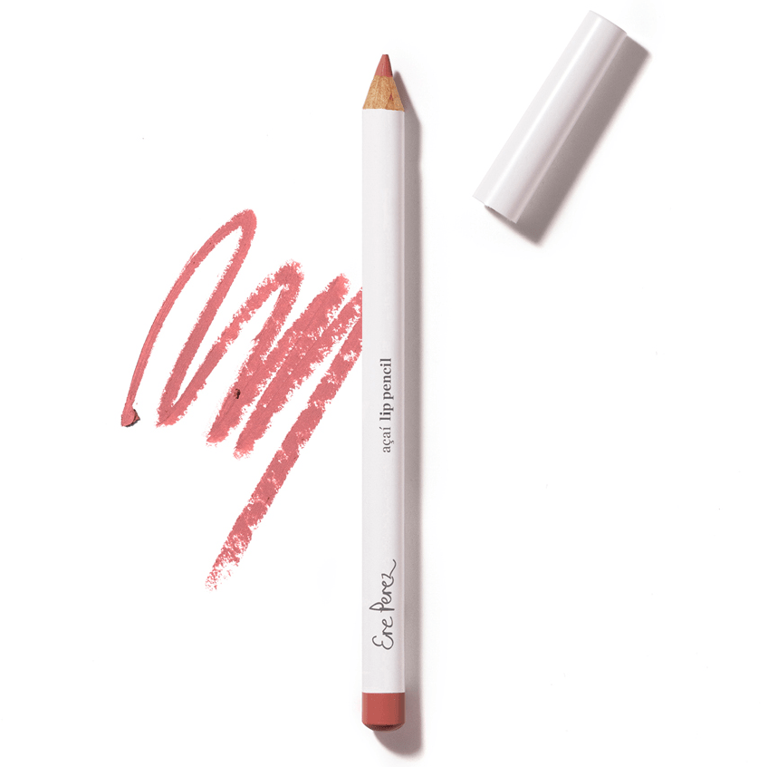 Offener Acai Lip Pencil mit gemaltem Farbbeispiel Kiss auf weißem Untergrund.