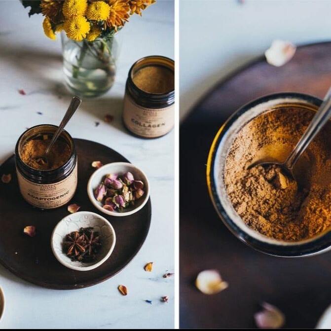 Aus der Vogelperspektive 2-geteiltes Bild, links 2 offene Anima Mundi Glaser dekoriert mit Blütenblätern, rechts offenes Anima Mundiglas mit Löffel.