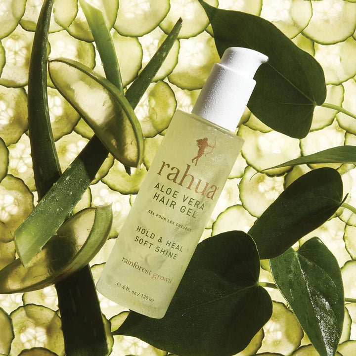 ahua Aloe Vera Hair Gel Flasche liegt zwischen aufgeschnittenen Aloeblättern und Gurken.