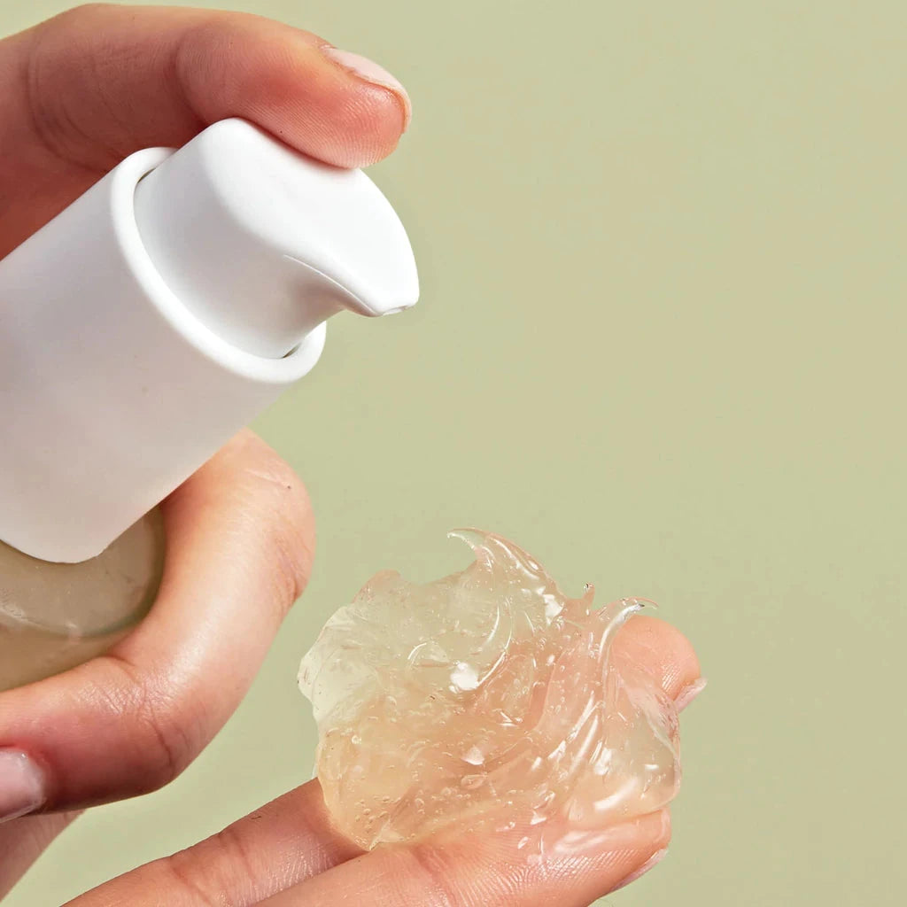 Nahaufnahme des Pumpkopfes der Rahua Aloe Vera Hair Gel Flasche mit Haargel auf 2 Fingerspitzen.