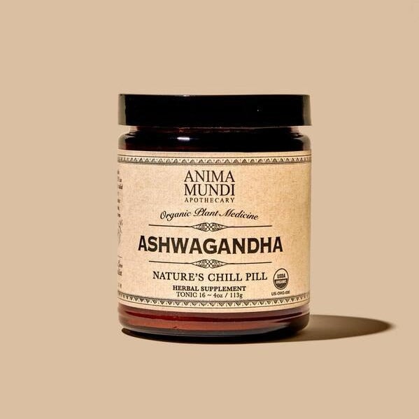 Anima Mundi Ashwagandha Schraubglas steht vor hellem Hintergrund.