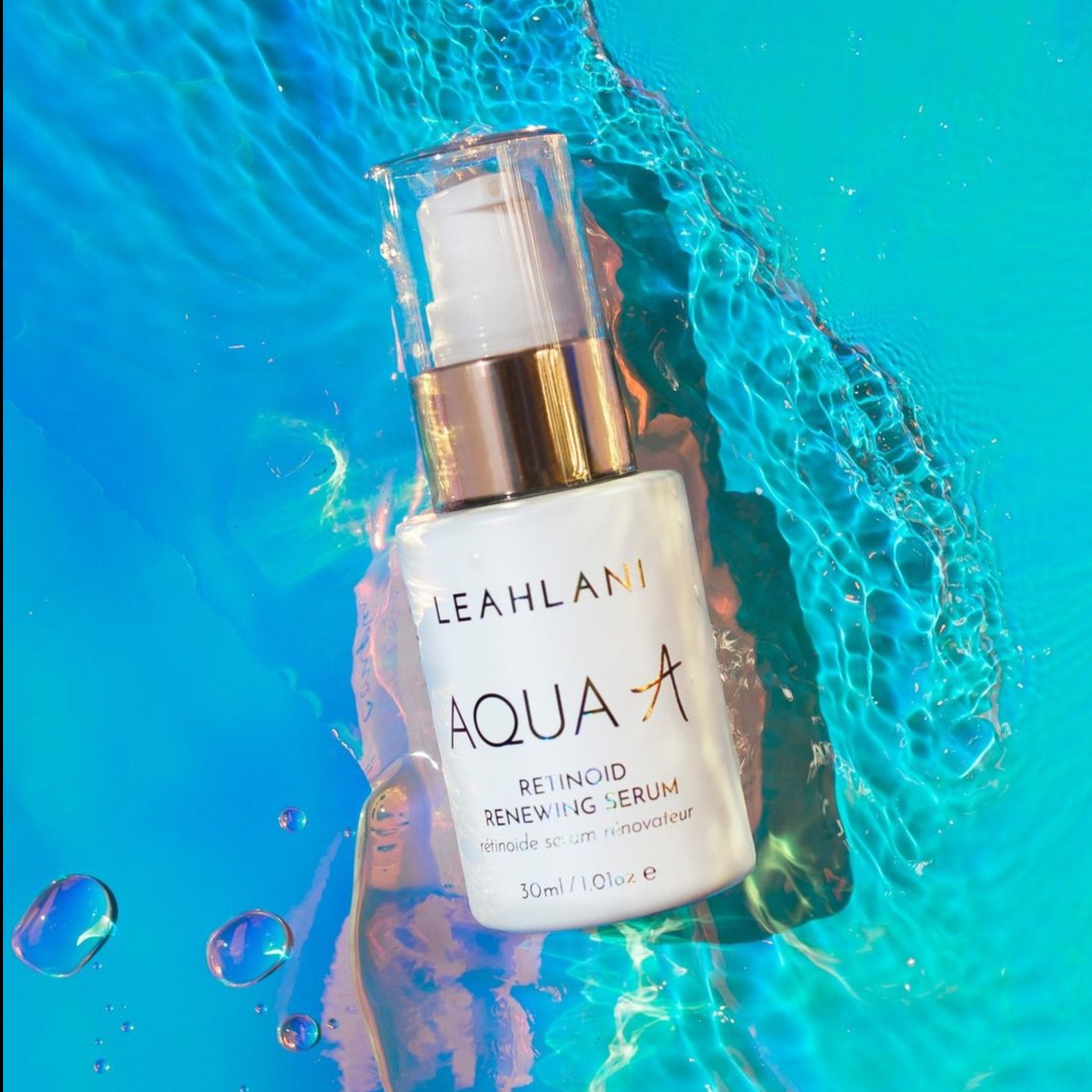 Leahlani Retinol AquaA weiße Flasche in blauem Wasser