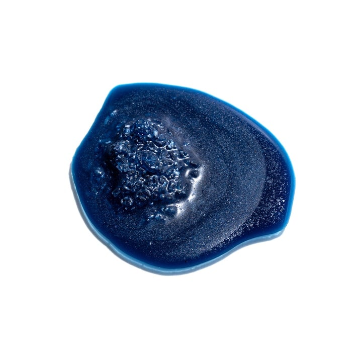 Lilfox Azure blaue wässrige Textur vor weißem Hintergrund North Glow