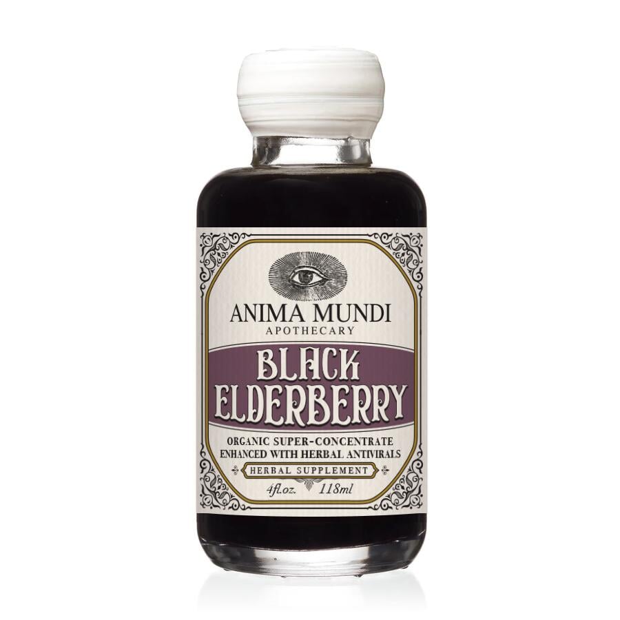 Anima Mundi Glasflasche Black Elderberry 118ml steht vor weißem Hintergrund.