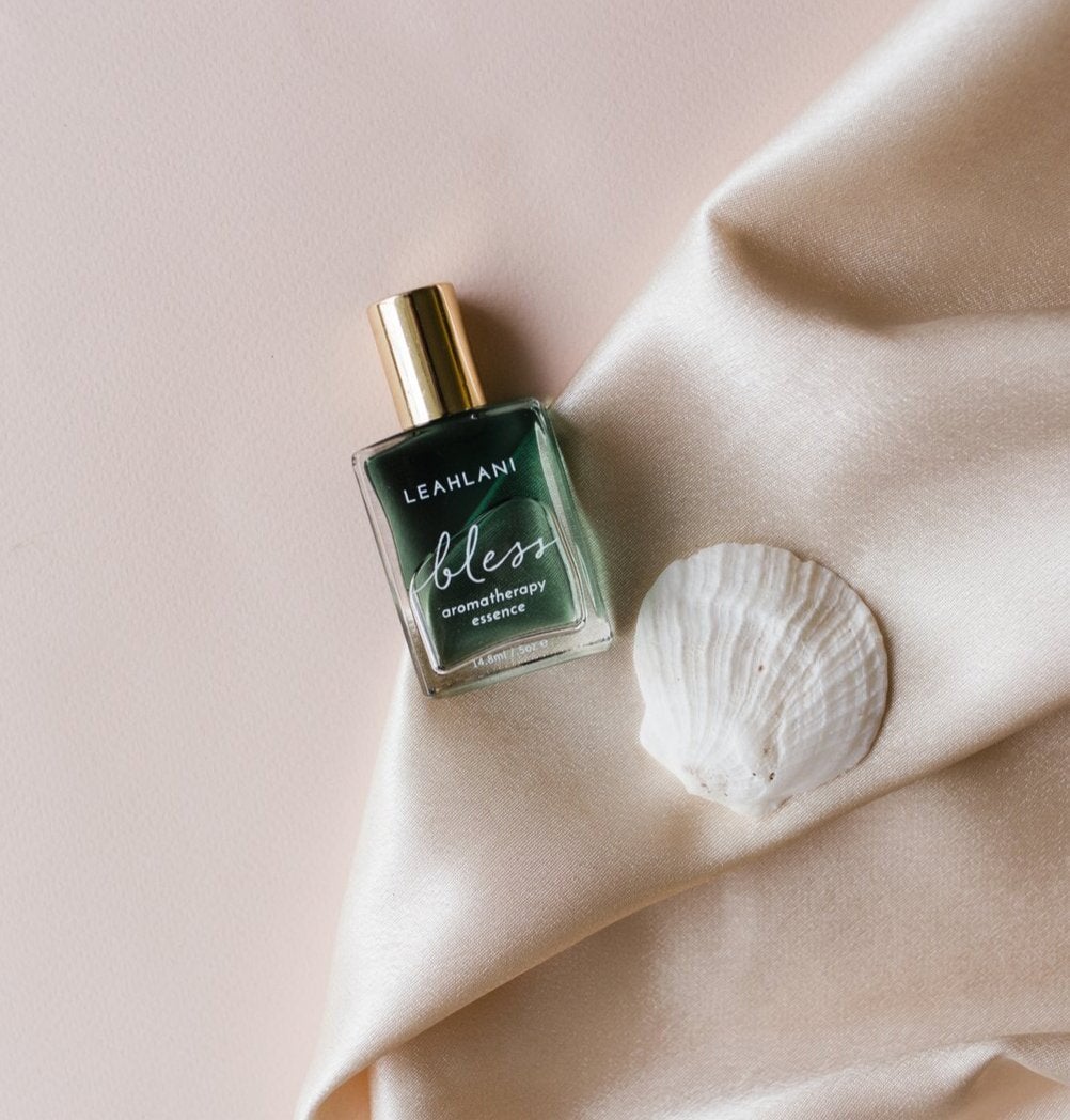 Leahlani Bless - Aromatherapy Essence mit Muschel auf hellem Tuch