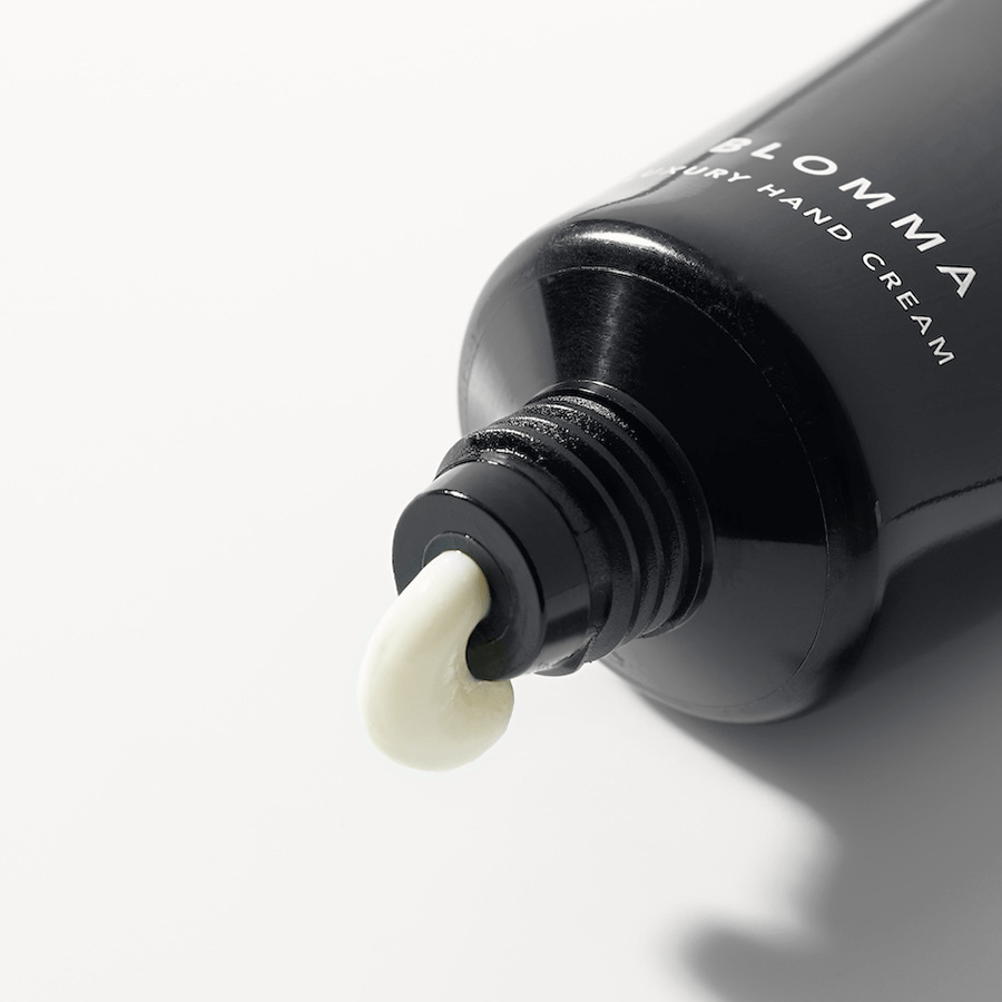 Nahaufnahme von der Handcreme, die aus der Henné Tube quillt.