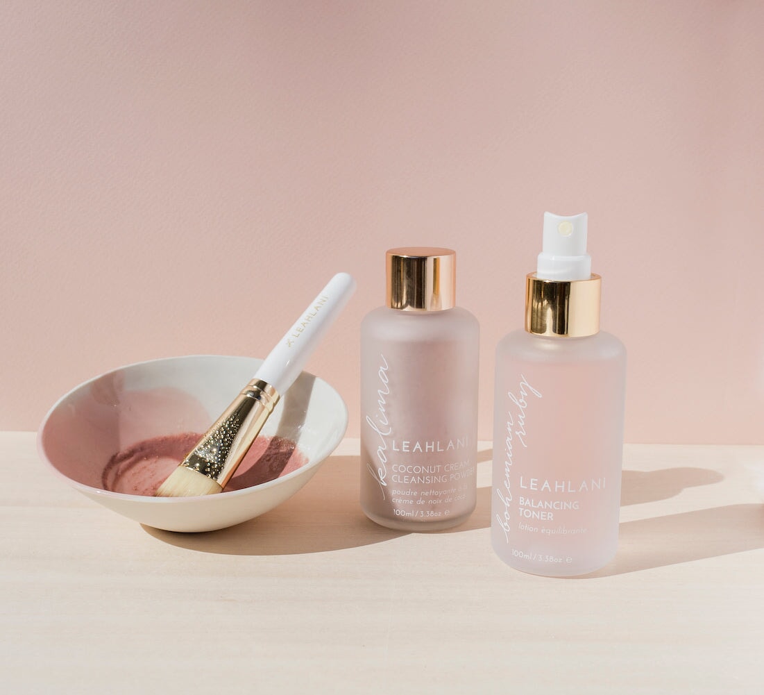 Leahlani Bohemian Ruby Toning Mist und Kalima Cleanser auf hellem Tisch mit Schale und Maskenpinsel