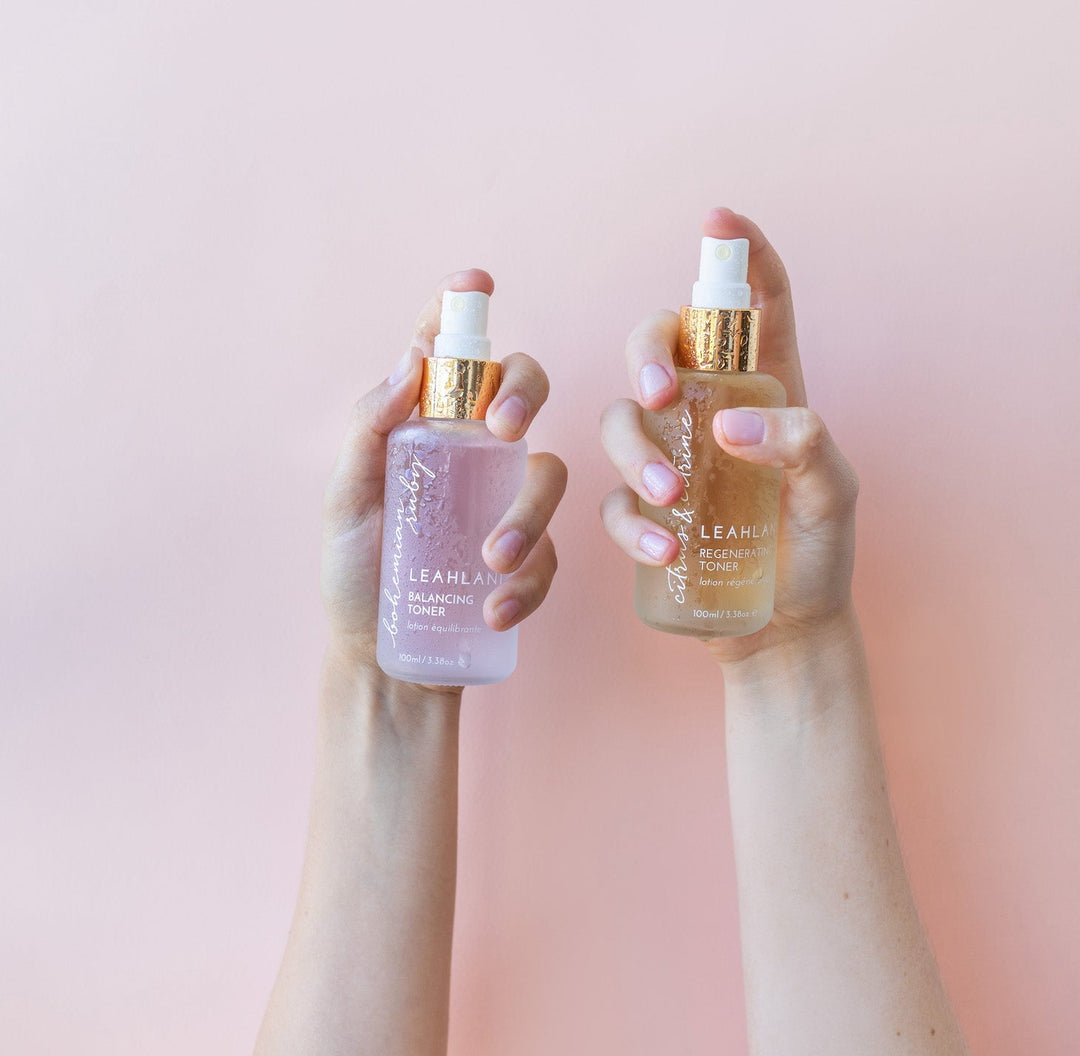 Frauen halten Leahlani Bohemian Ruby Toning Mist und Citrus und Citrine Toner in der Hand vor hellem Hintergrund North Glow