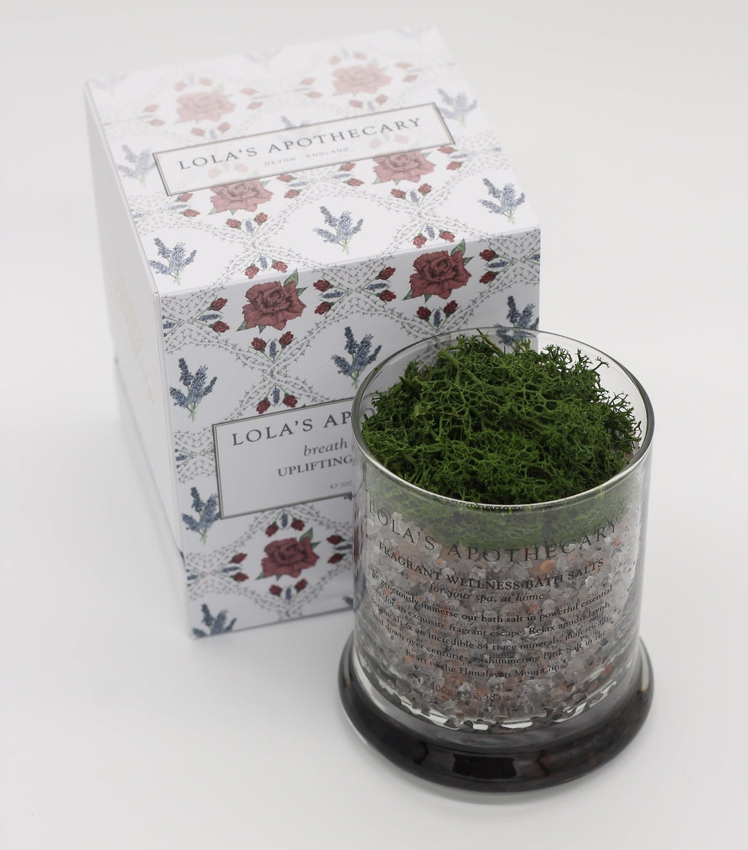 Lola´s Apothecary Breath of Clarity Bath Salts Glasdose mit Umverpackung vor hellem Hintergrund North Glow