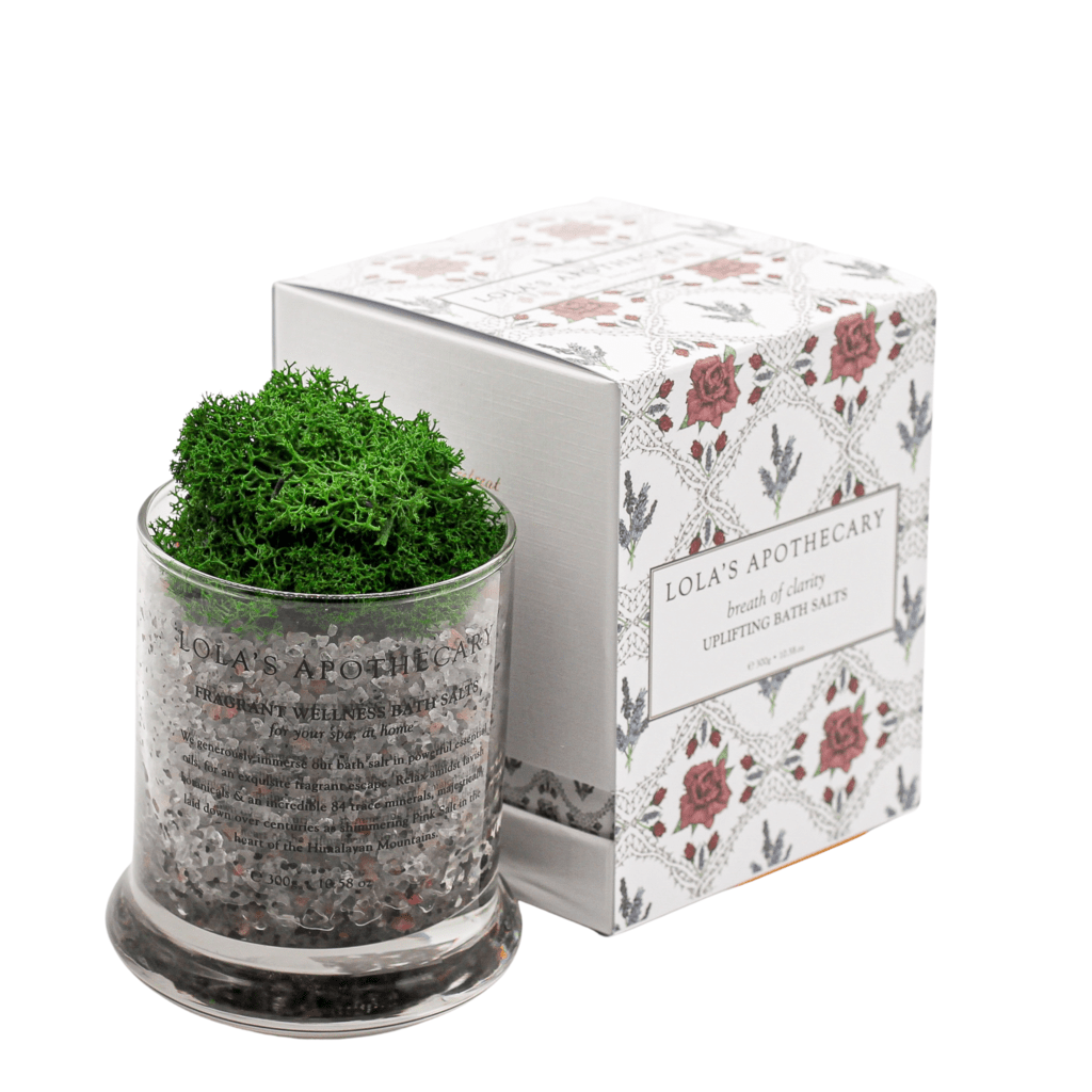 Lola´s Apothecary Breath of Clarity Bath Salts Glasdose mit Verpackung vor weißem Hintergrund