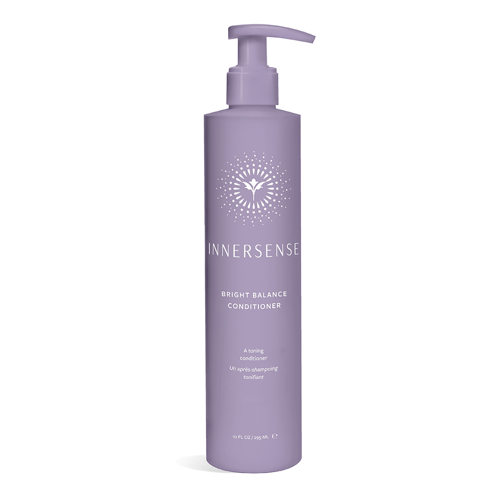 Innersense Bright Balance Conditioner Pumpflasche steht vor weißem Hintergrund.