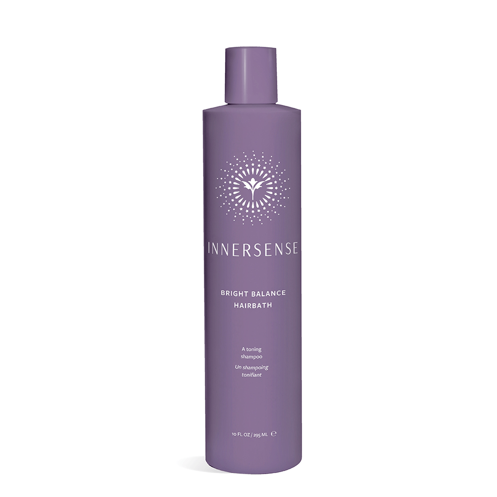 Innersense Bright Balance Hairbath Flasche steht vor weißem Hintergrund.