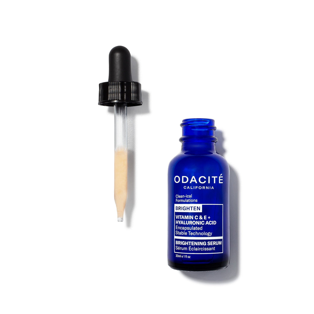 Odacité BRIGHTEN Serum – blaue Pipettenflasche auf weißem Hintergrund North Glow