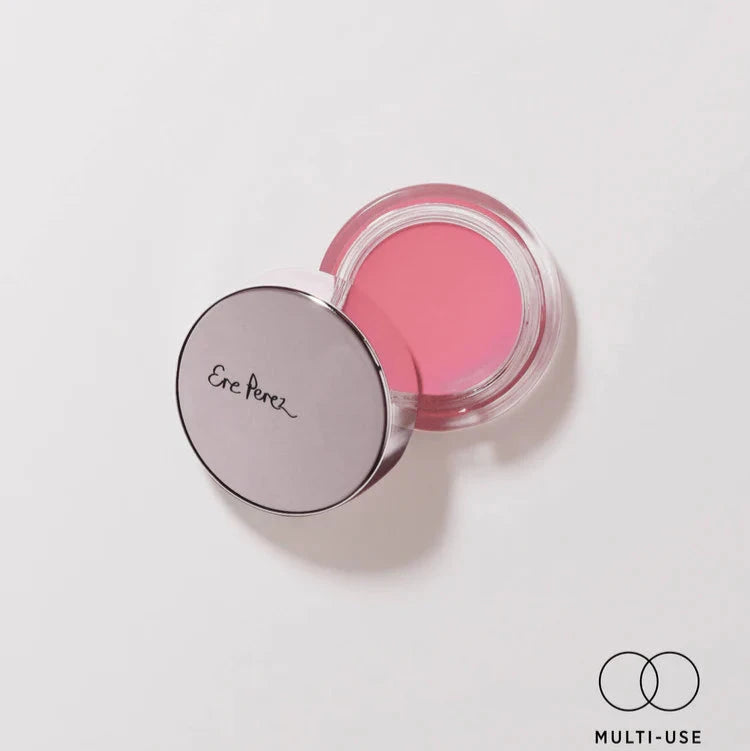 Ere Perez Carrot Colour Pots offener Tiegel der Farbe Humble mit angelehntem Deckel auf weißem Untergrund.