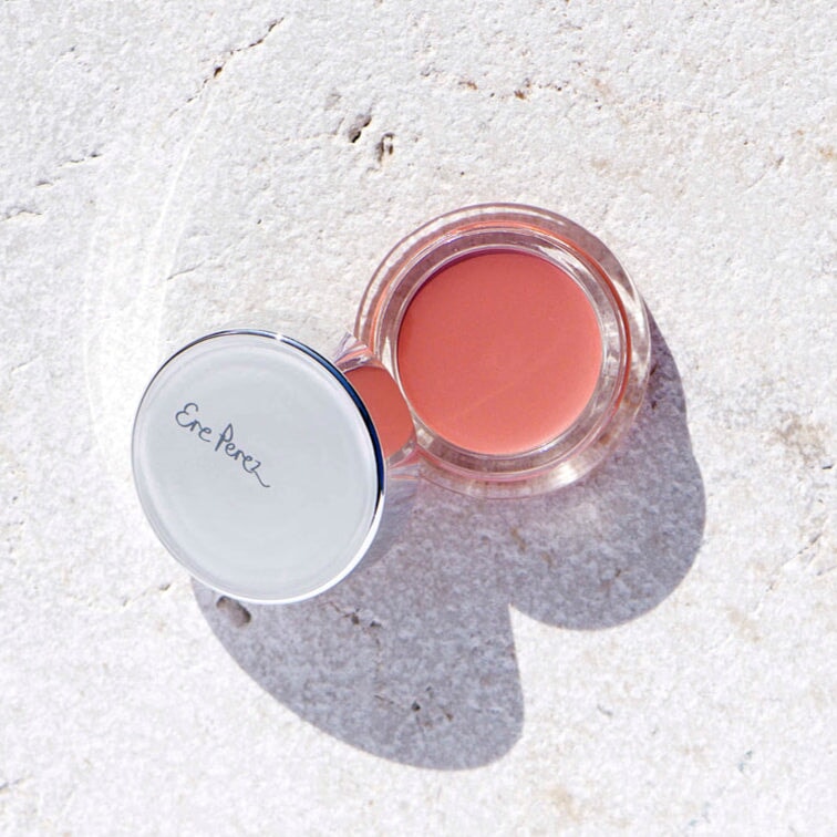 Ere Perez Carrot Colour Pots offener Tiegel mit angelehntem Deckel auf weißem Untergrund.