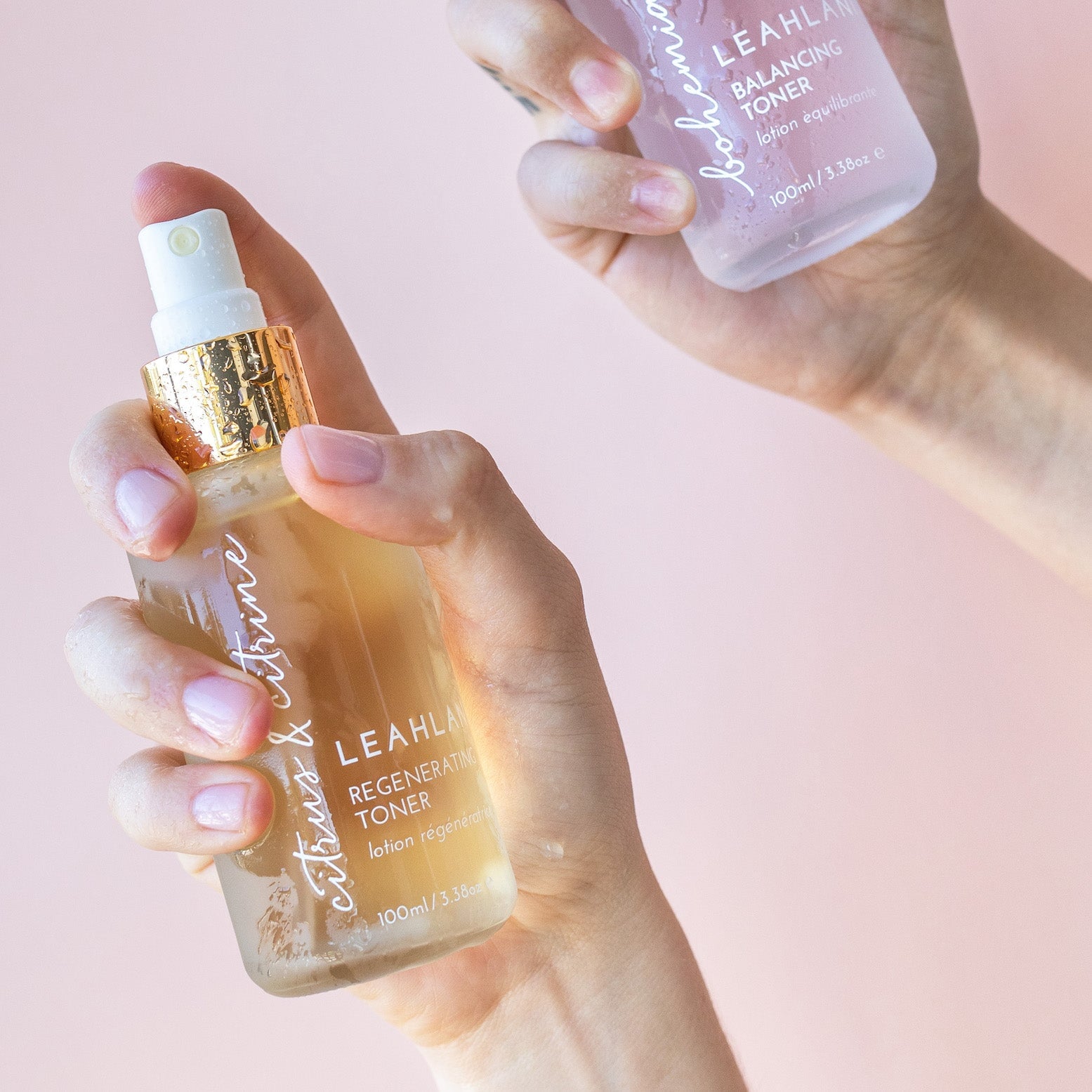 Leahlani Citrus & Citrine Toning Mist Flakon wird von weiblichem Model gehalten und gesprüht vor hellem Hintergrund