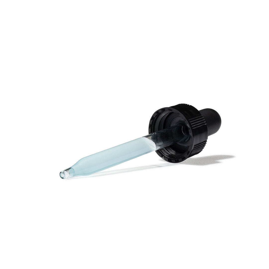 Odacité Clarify Serum - leichtes, transparentes Gel-Serum mit klarer Textur in der Pipette. North Glow