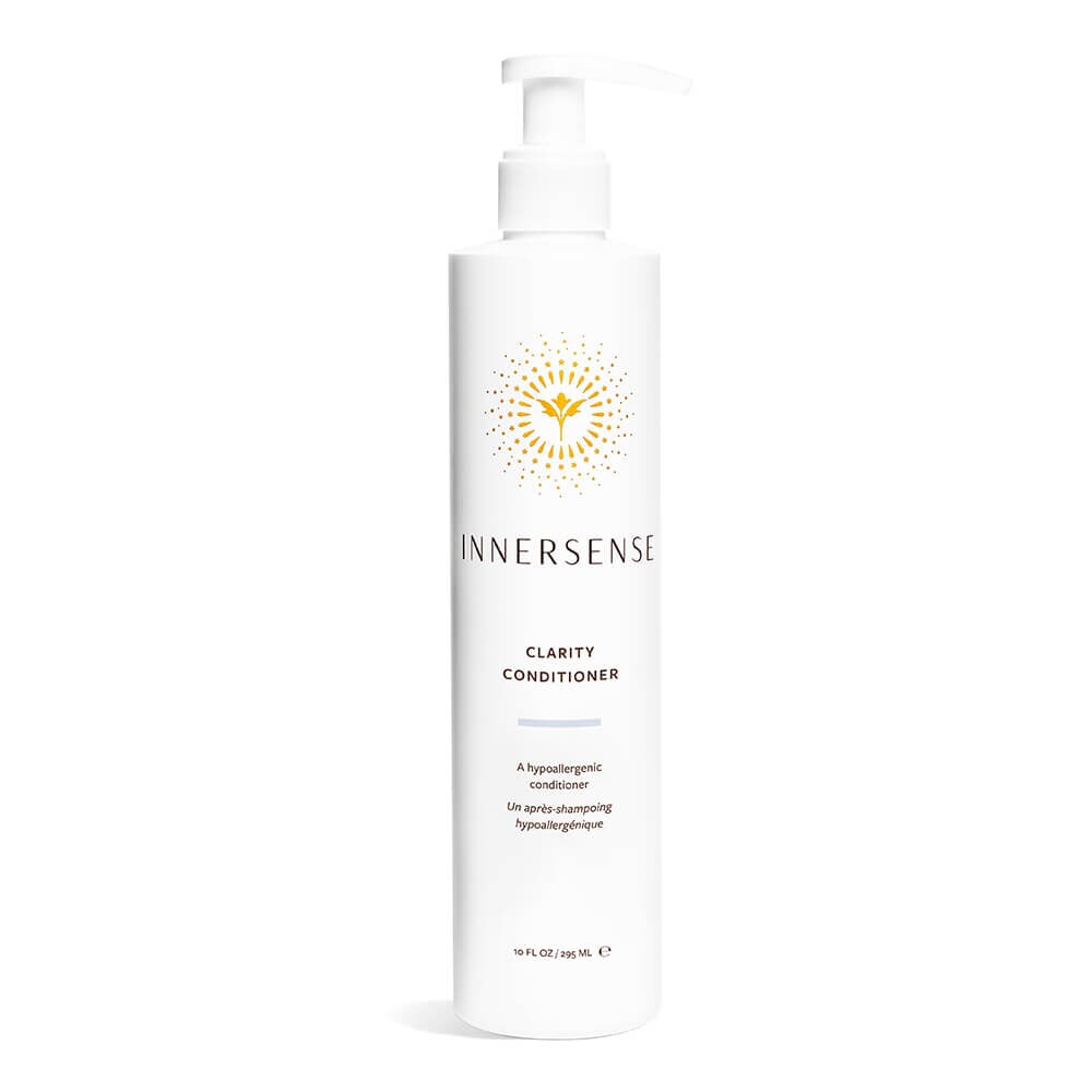 Innersense Clarity Conditioner Pumpflasche steht vor weißem Hintergrund.
