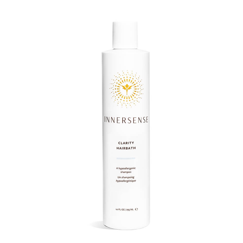 Innersense Clarity Hairbath Shampooflasche steht vor weißem Hintergrund.