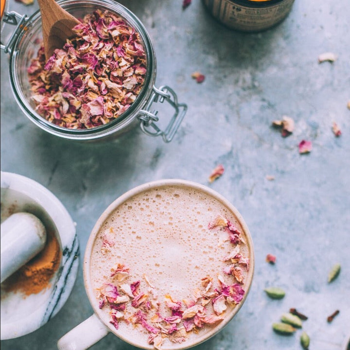 Anima Mundi Dirty Rose Chai Getränk aus der Vogelperspektive.