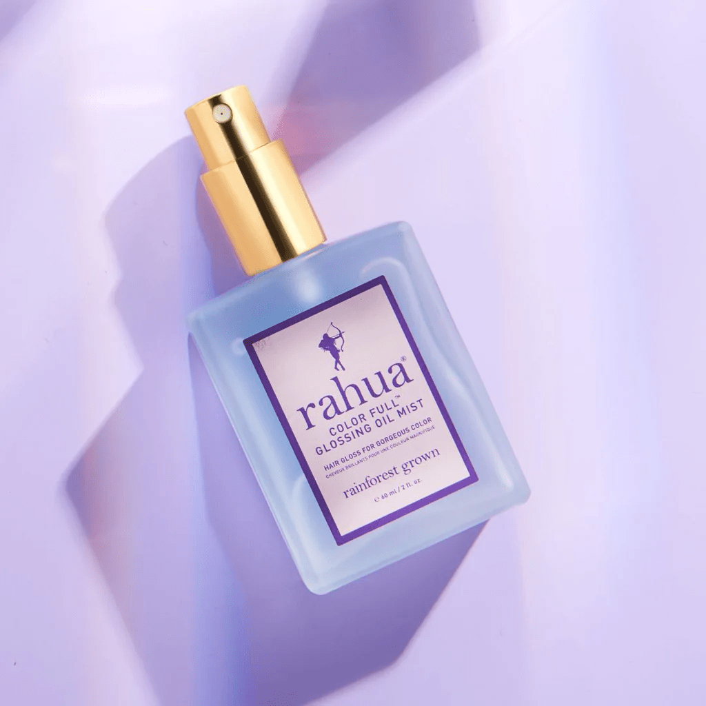 Rahua Color Full Glossing Oil Mist Flasche liegt auf lilafarbenem Hintergrund. North Glow