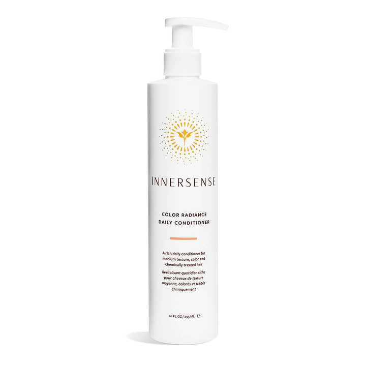 Innersense Color Radiance Daily Conditioner Pumpflasche vor weißem Hintergrund.