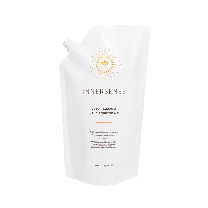 Innersense Color Radiance Daily Conditioner Refillpack vor weißem Hintergrund. North Glow