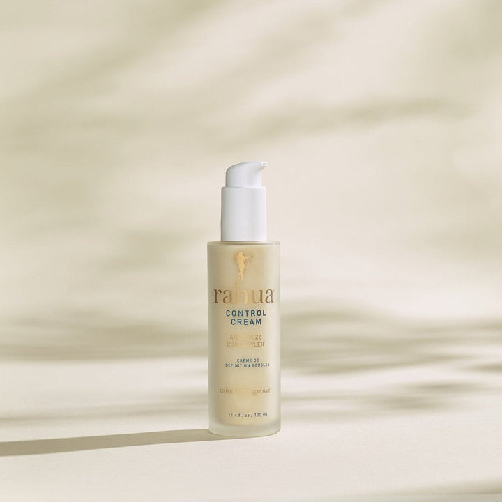 Rahua Control Cream Curl Styler Flasche vor cremefarbenem Hintergrund.