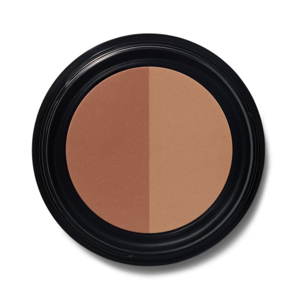 Offener Tiegel des Custom Contour Duos Cinnabar Mocha steht auf weißem  Untergrund