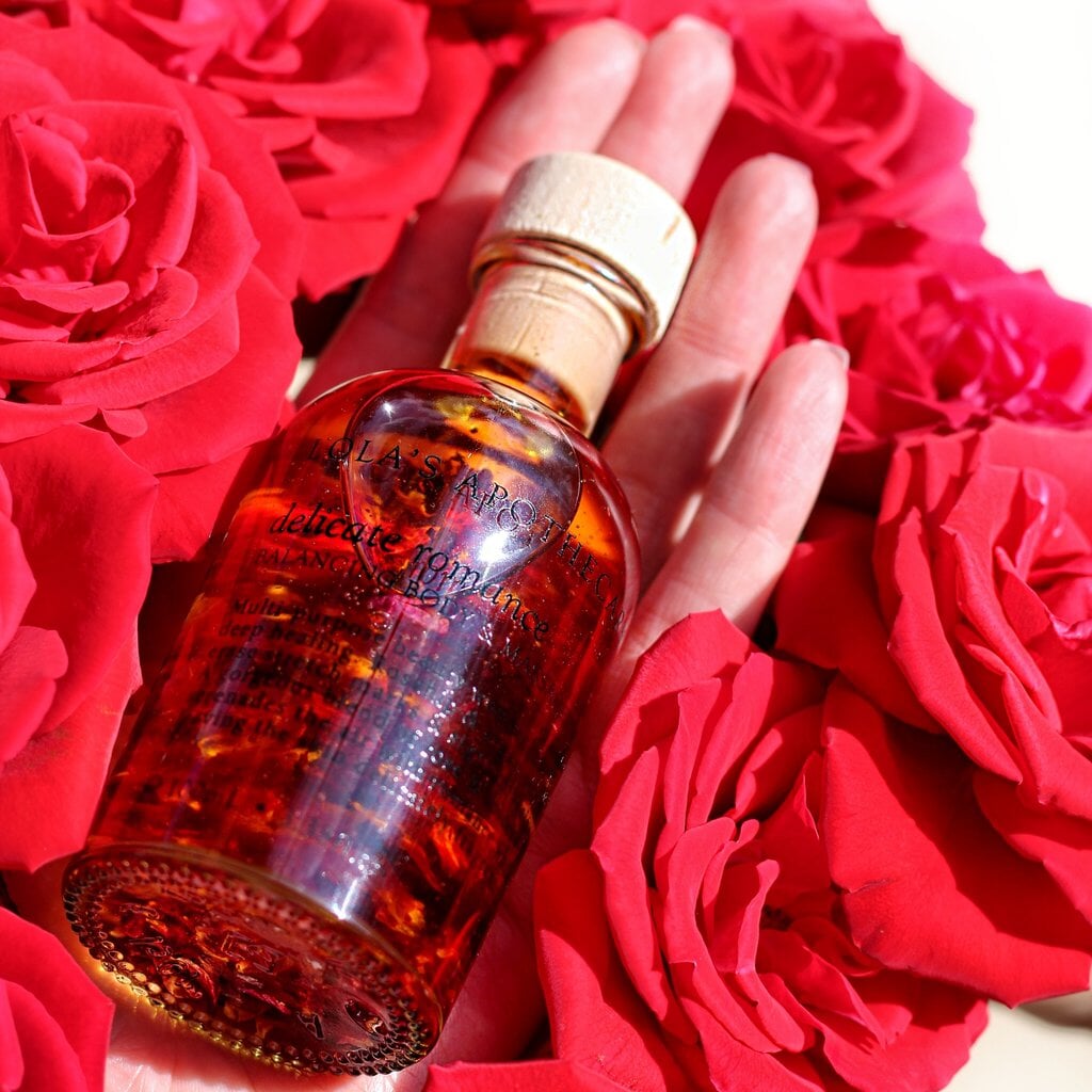 Lola´s Apothecary Delicate Romance Body & Massage Oil Flakon mit roten Rosen.